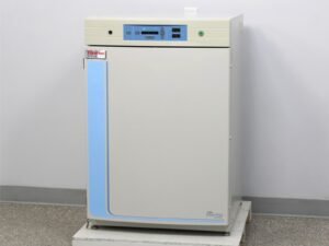Thermo Scientific 370 Forma Steri-Cycle CO2 Incubator and 3 Shelves